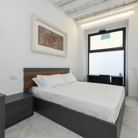 Lakefront And Downtown Within Walking Distance! *