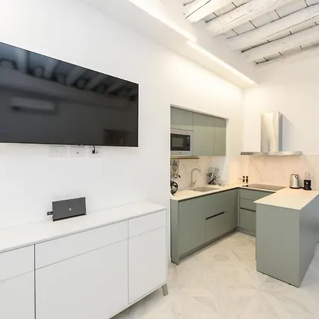 Lakefront And Downtown Within Walking Distance!