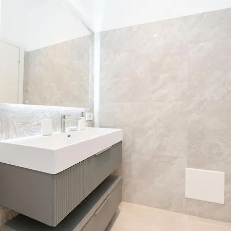 Lakefront And Downtown Within Walking Distance!