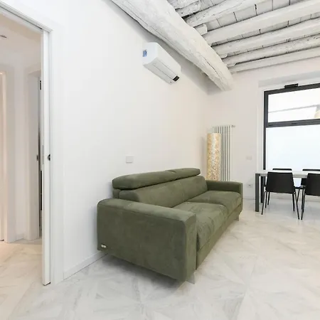 Lakefront And Downtown Within Walking Distance!