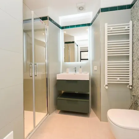 Lakefront And Downtown Within Walking Distance! アパート