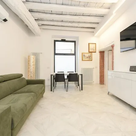 Lakefront And Downtown Within Walking Distance! アパート *