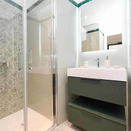 Lakefront And Downtown Within Walking Distance! Apartment