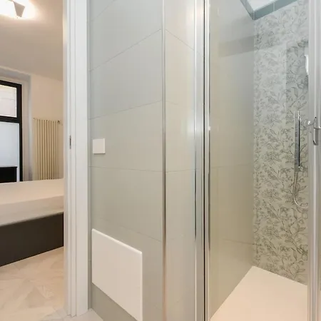 Lakefront And Downtown Within Walking Distance!