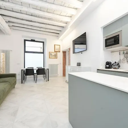 Apartment Lakefront And Downtown Within Walking Distance! *