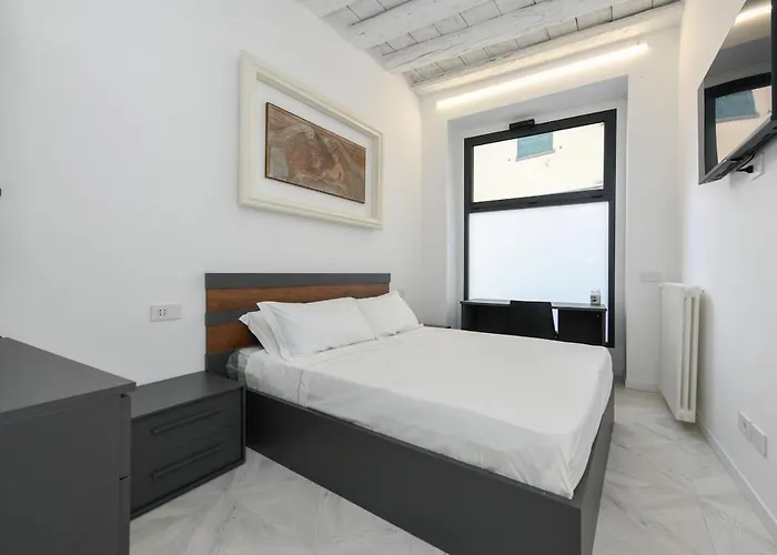 Lakefront And Downtown Within Walking Distance! *