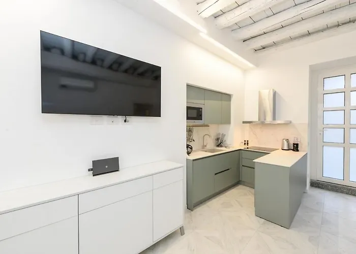 Lakefront And Downtown Within Walking Distance!