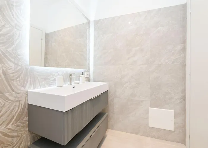 Lakefront And Downtown Within Walking Distance!