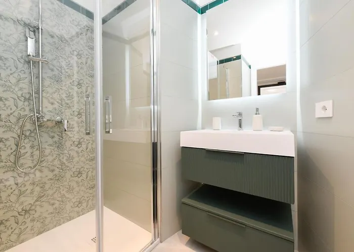 Lakefront And Downtown Within Walking Distance! Appartement