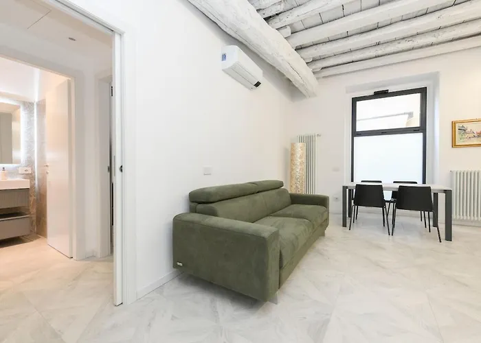 Lakefront And Downtown Within Walking Distance!