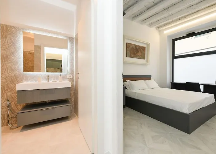 Lakefront And Downtown Within Walking Distance! * Como