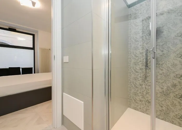 Lakefront And Downtown Within Walking Distance!