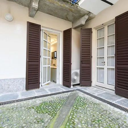 Lakefront And Downtown Within Walking Distance! דירה